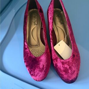 Soft Style Women's Pink Velvet Flats 6w